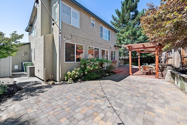 Building Photo - Two Level Home in Windsor with 4 Bedroom and 3 full Bath