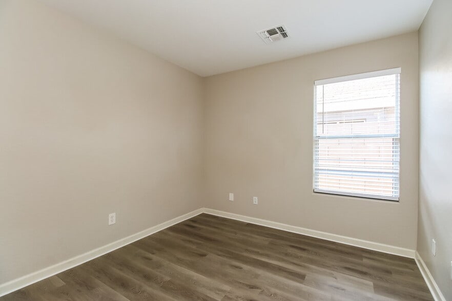 Building Photo - 1652 N Serina