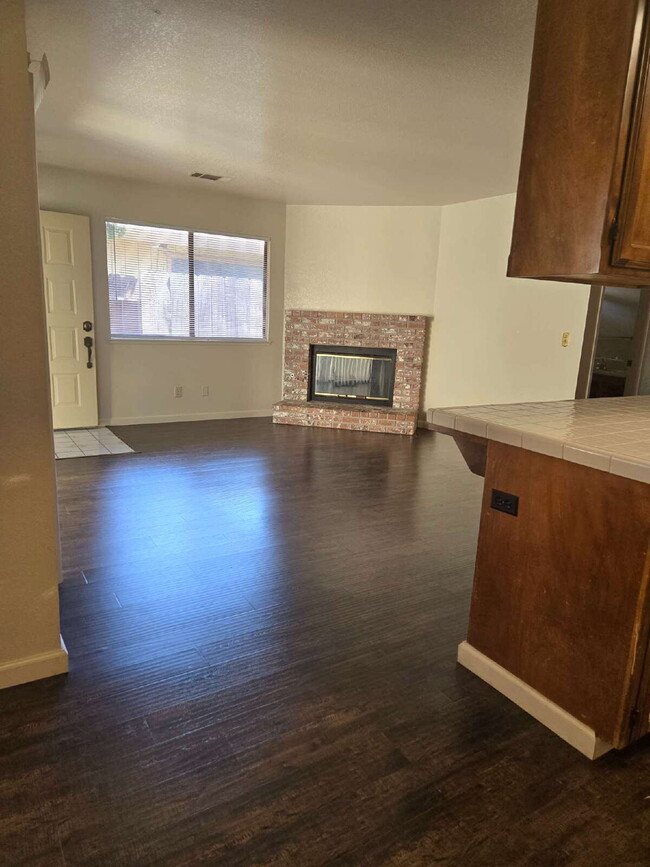 Building Photo - Highly Sought After Location! Available 5/9!
