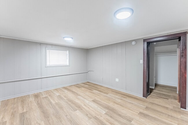 Building Photo - 2557 N Lockwood Ave