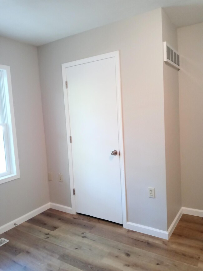 Building Photo - 728 1/2 SW Cambridge Ave