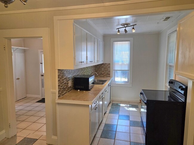 Building Photo - 3bd/1ba Cottage on private street with a s...