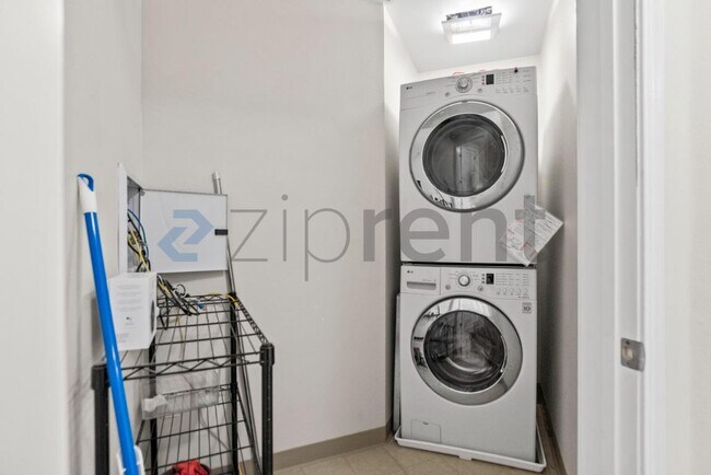 Building Photo - Unit 210