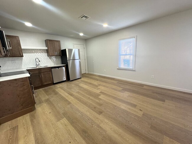 Building Photo - 2 Bedroom 1 bathroom home with a detached ...