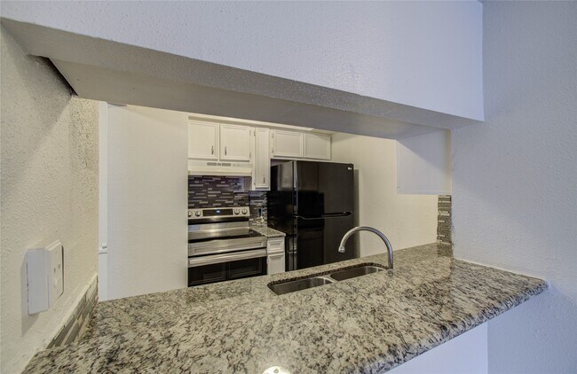 Building Photo - 2800 Jeanetta St