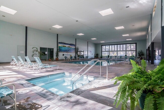 Building Photo - Spacious 3 + 2 Ocean View Condo - Prime Corner Location.