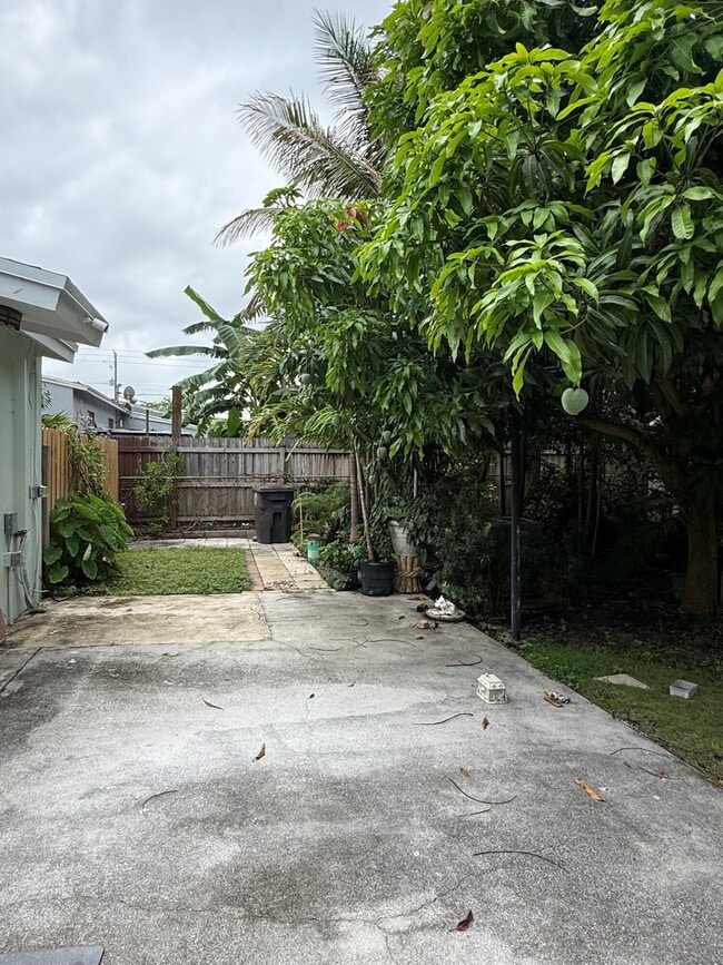 Building Photo - 741 Roseland Dr