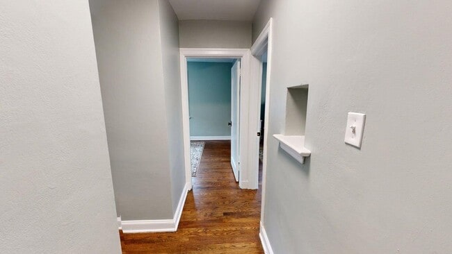 Building Photo - Charming Furnished 3 Bed 1 Bath with Fence...