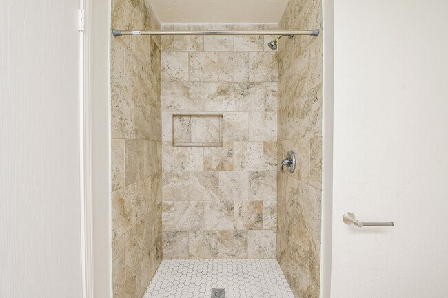 Building Photo - 26 Yewleaf Rd