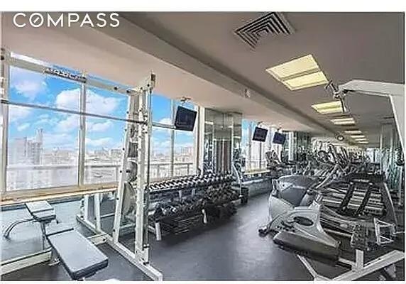 Building Photo - 250 W 90th St