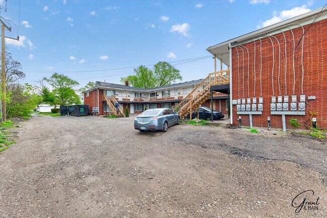 Building Photo - $995 - $1200 - Spacious 1 bedroom Apartments