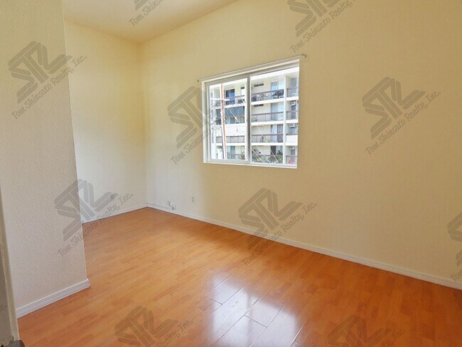 Building Photo - 1095