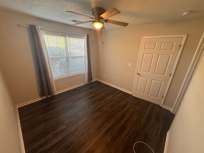 Building Photo - 100-132 Williams Rd