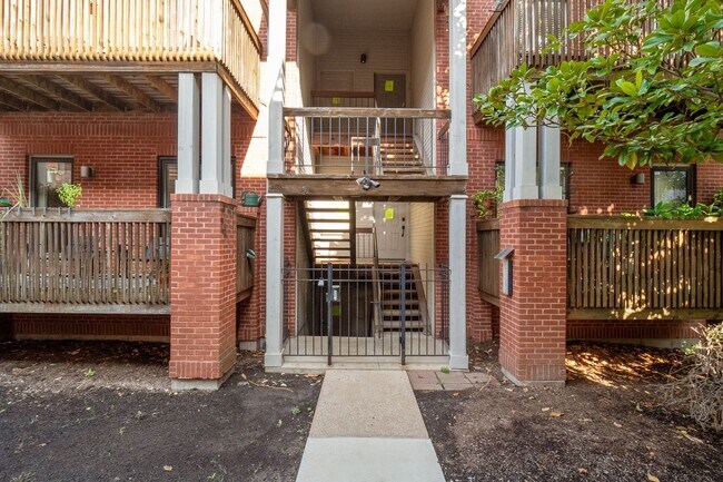 Building Photo - 4111 W Pine Blvd