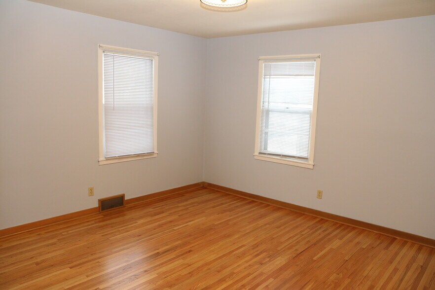 Building Photo - 1905 S Western Ave