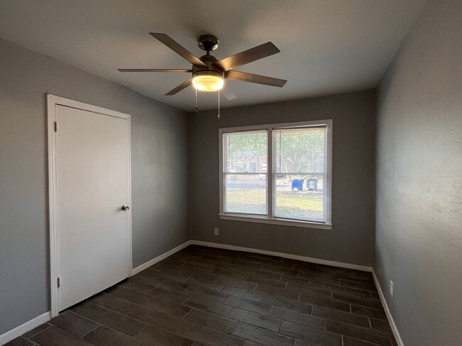 Building Photo - Four Bedroom Two Bath in Calallen School District!!