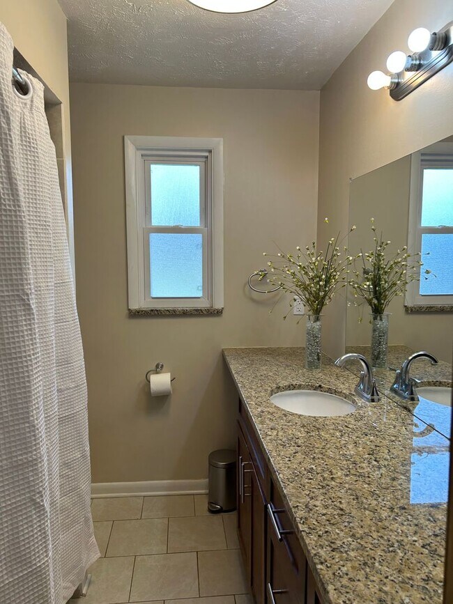 Building Photo - Brick Ranch for Rent in Highland  HTS close to the freeway