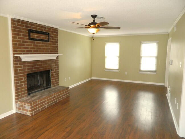 Building Photo - 635 Clinton Way W