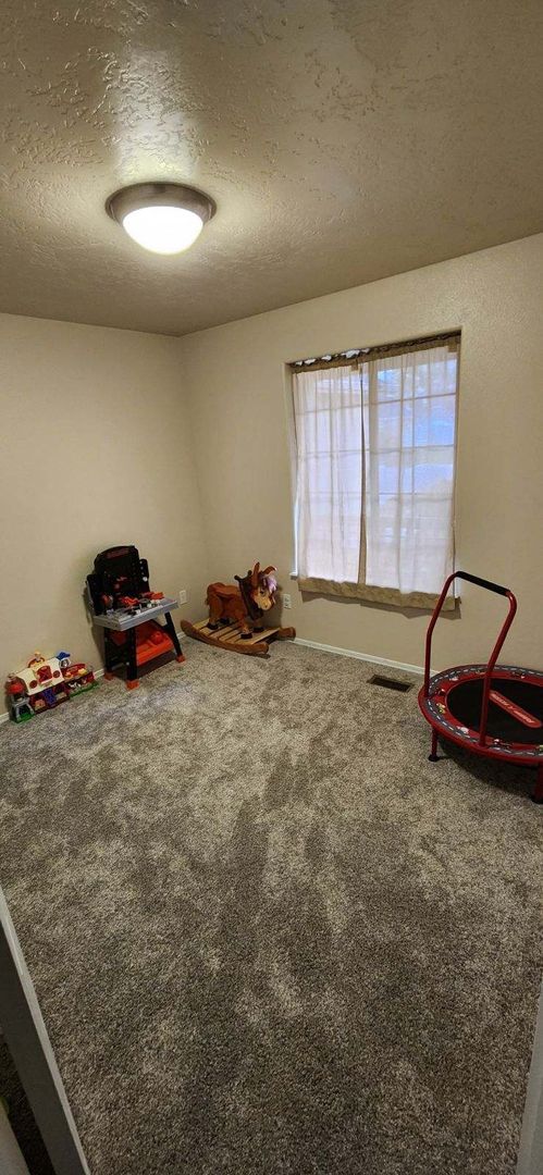 Building Photo - Charming single level 4 bedroom home in Crimson Point community. Spacious open floor plan, oversi...