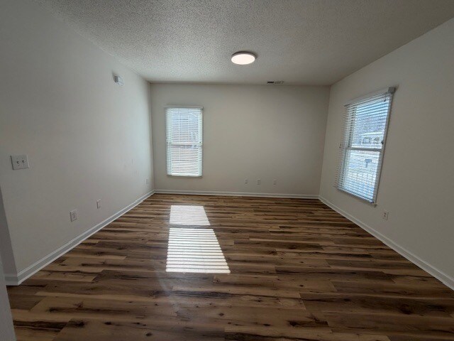 Building Photo - 815 Green Oaks St