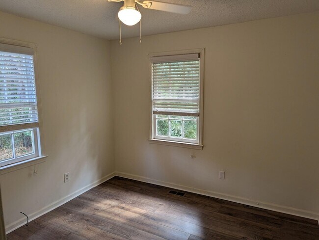 Building Photo - 605 Rucker Dr S