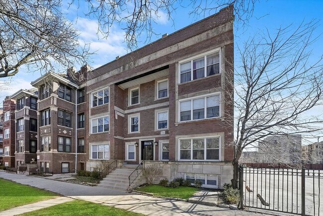 Building Photo - Charming 2BR Garden Unit in Bronzeville