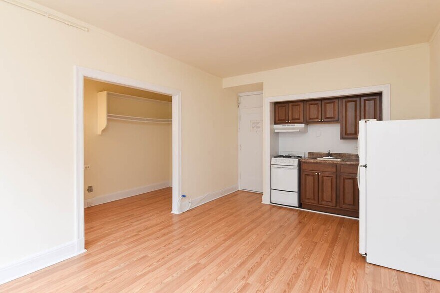 Building Photo - 3335 W Diversey Ave