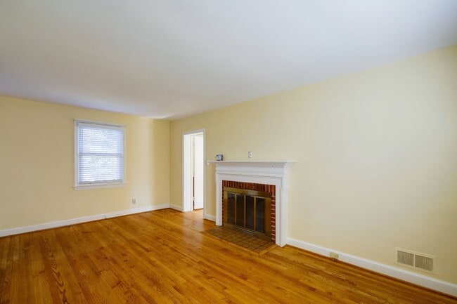 Building Photo - Charming 3BR/2BA Home with Bonus Room, Sun...