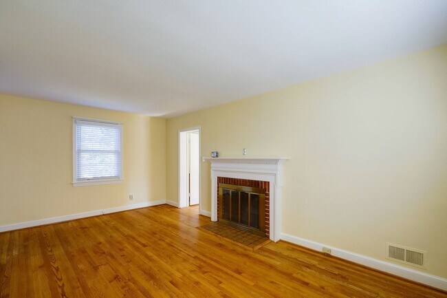 Building Photo - Charming 3BR/2BA Home with Bonus Room, Sunroom & Private Driveway – Prime Hyattsville Location!