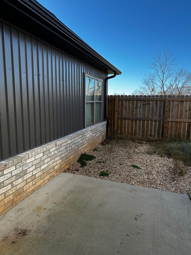 Building Photo - Very New 1 Bedroom 1 Bathroom Town Home AV...