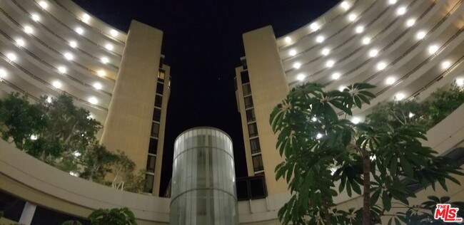 Building Photo - 4267 Marina City Dr