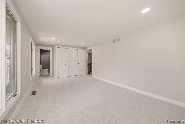 Building Photo - 5240 Clarendon Crest St