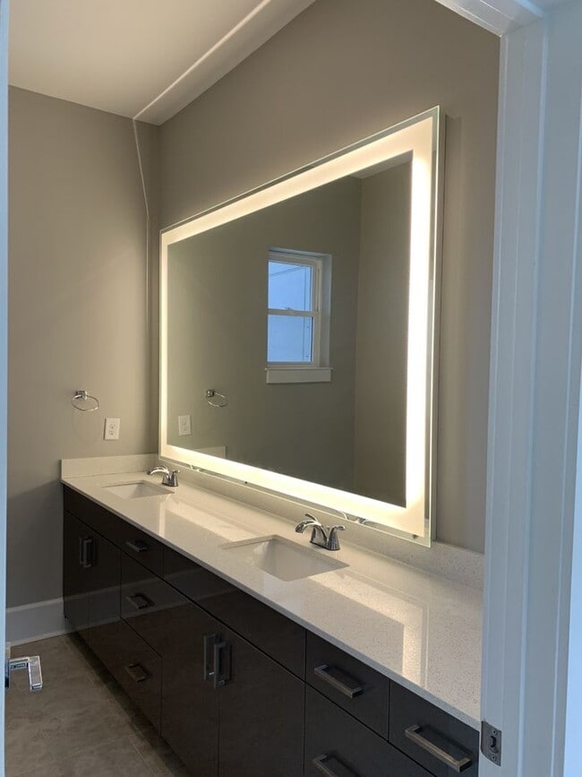 Building Photo - BEAUTIFUL TOWNHOMES IN MIDTOWN