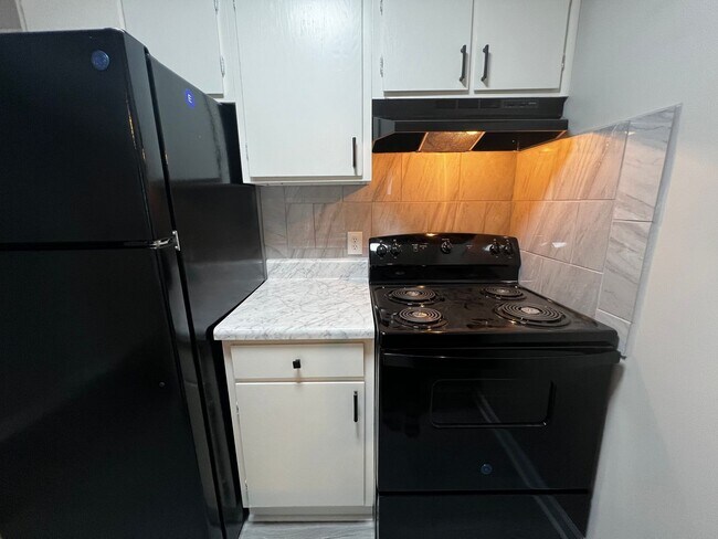 Building Photo - 5850 Century Oaks Dr