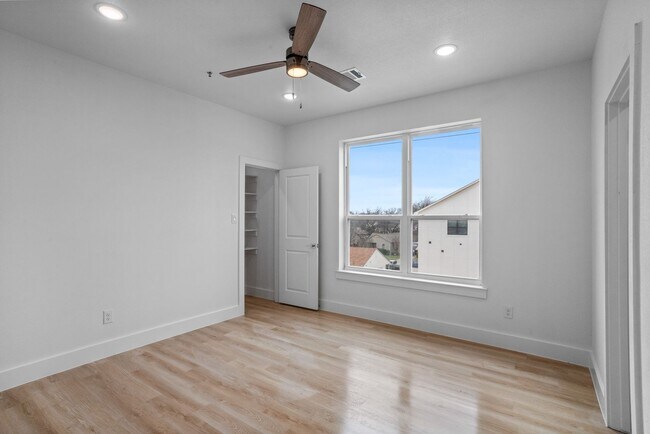 Building Photo - 2400 Benbrook Dr