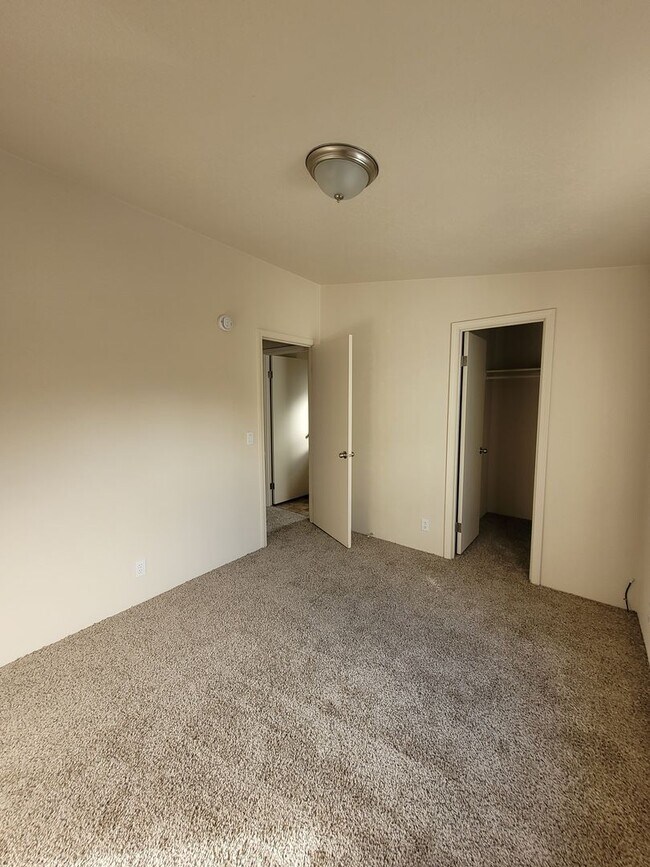 Building Photo - Pet Friendly 3 Bed : 2 Bath Home w/2 Car Garage & Access Ramp (Tangent)