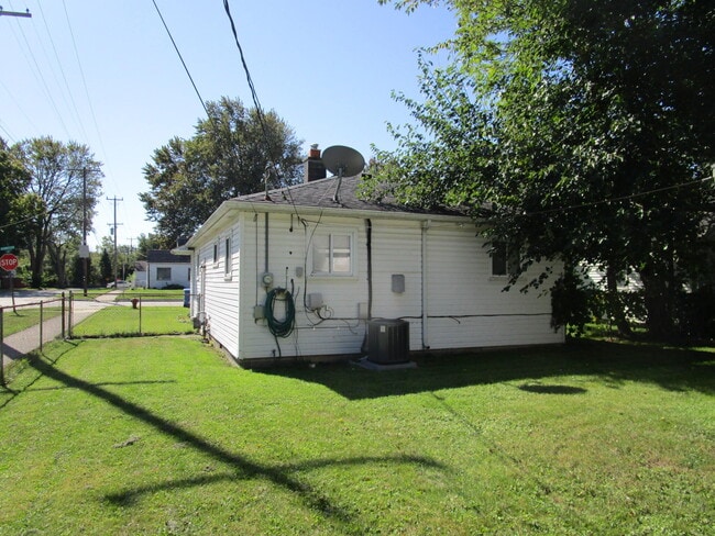 Building Photo - 25606 Hanover St