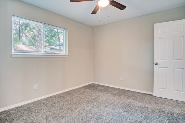 Building Photo - 2402 Ozark Dr