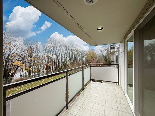 Building Photo - 2334 Thorndyke Ave W