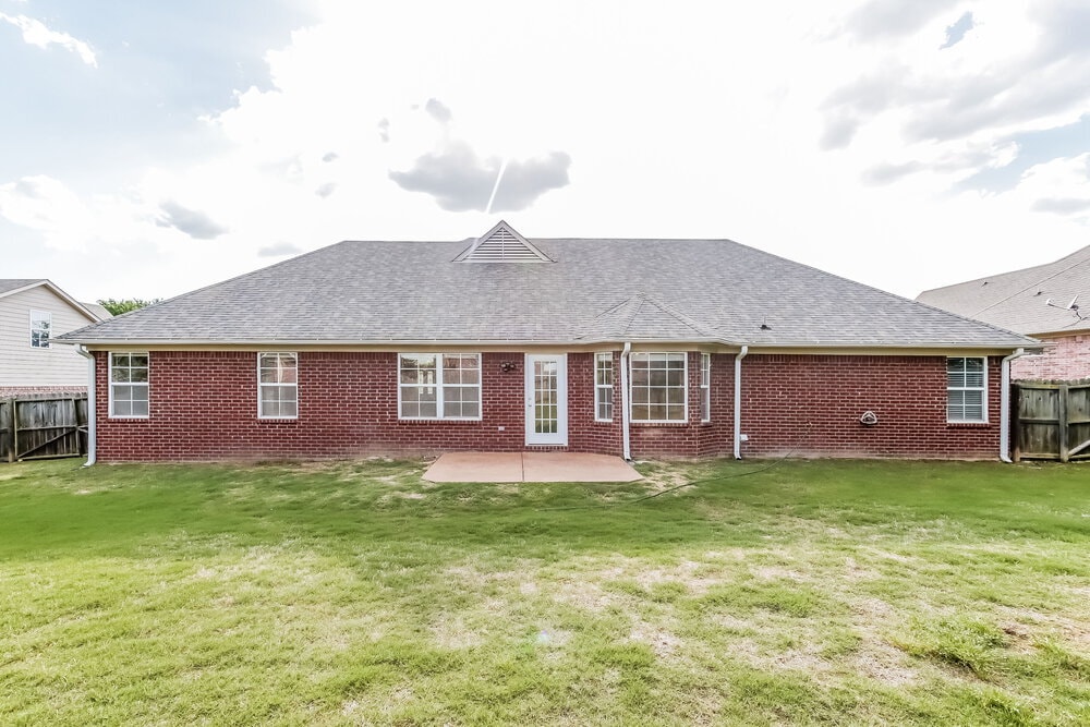 Building Photo - 4064 Sidlehill Dr