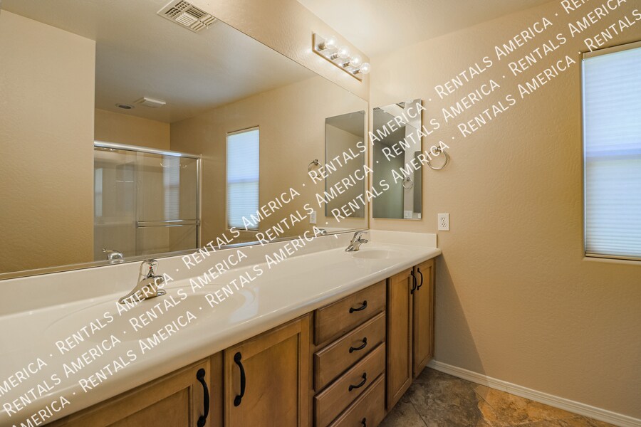 Building Photo - 3625 E Zachary Dr