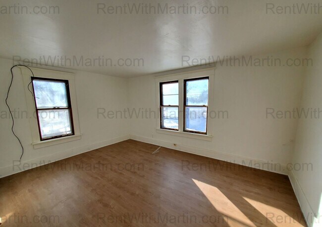 Building Photo - 824 Logan Ave