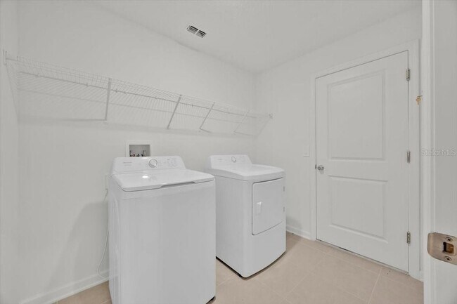 Building Photo - 2398 McKinley Dr