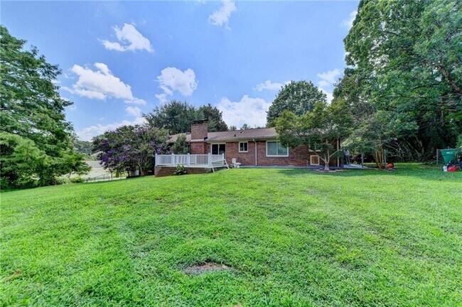 Building Photo - 6085 Glenridge Dr