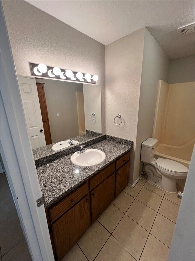 Building Photo - 823 N Lola Ln