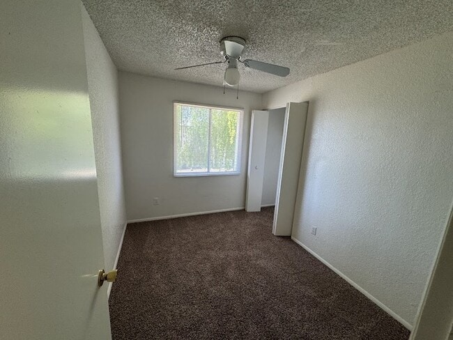 Building Photo - Holiday Gardens Townhome