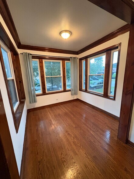 Sun room - 3041 W Leland Ave
