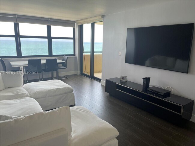 Building Photo - 2555 Collins Ave