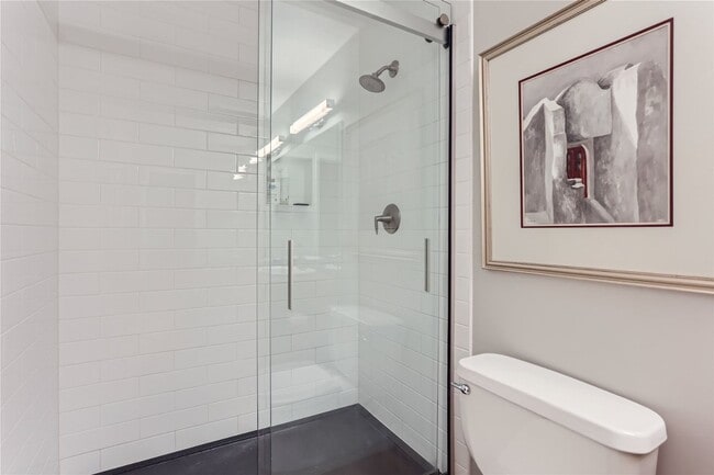 Building Photo - Stunning Downtown Loft w/23 ft. Ceilings -...