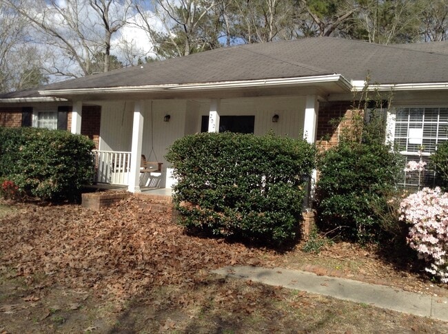 Building Photo - Charming 1 Story Brick Home